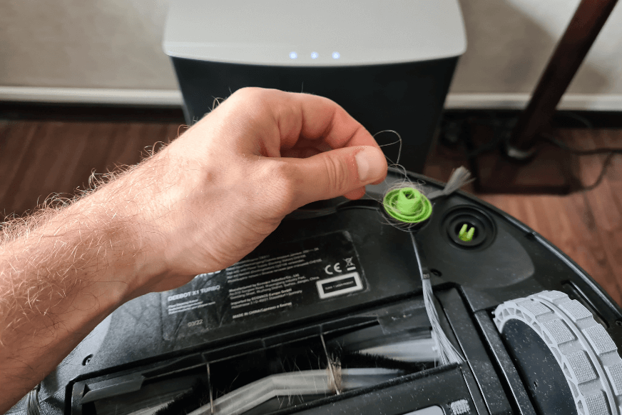 Die Seitenbürsten des Ecovacs Deebot X1 Turbo werden durch einen Klick-Mechanismus entfernt